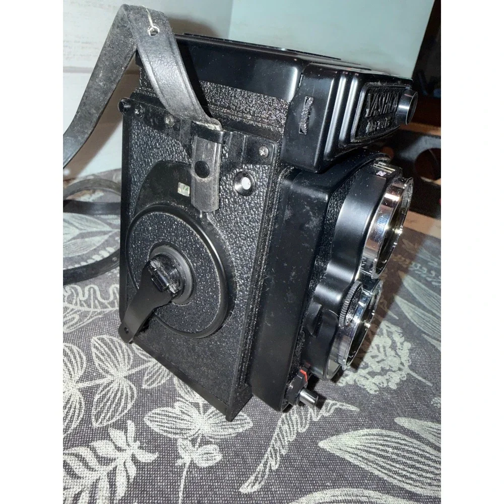 Yashica Mat-124 G TLR Medium Format Film Camera Yashinon 80mm f3.5 Lens Japan